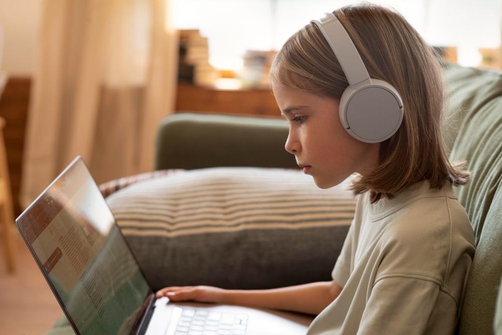 2149043862 image Middle school student learning online